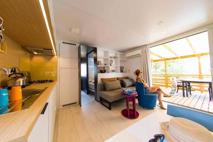 Camping pour 4 personnes, avec jacuzzi ainsi que jardin et piscine à Ruoms - 2