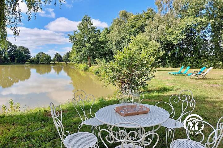 Gîte pour 12 personnes, avec jardin à Aron