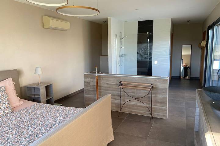 Moderne Luxusvilla mit beheiztem Pool, Whirlpool und atemberaubender Aussicht in Pézenas, Mittelmeerküste (Frankreich)