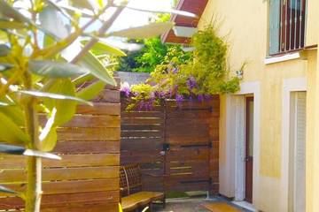 Gîte pour 4 personnes, avec terrasse et jardin dans Esplanade du Lac ( Aix-les-Bains)