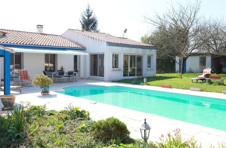 Location de vacances pour 8 personnes, avec Terrasse et Piscine dans Chagnolet