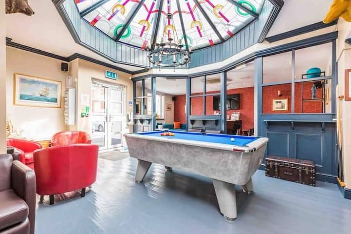 Holiday rental for 30 people, with hot tub and sauna as well as garden in Southsea