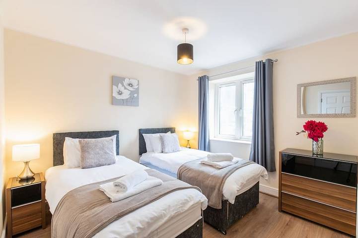 Appartement entier, De Luxe-Appartement-Salle de bain privée-Vue ville in Broxbourne, Hertfordshire