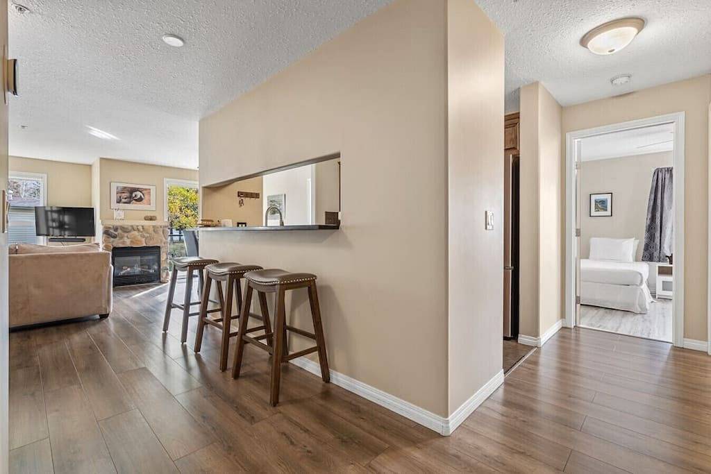 Ganze Wohnung, Polar Peak | Hot Tub | Pool | Gas Fireplace in Radium Hot Springs, Kootenay-Nationalpark