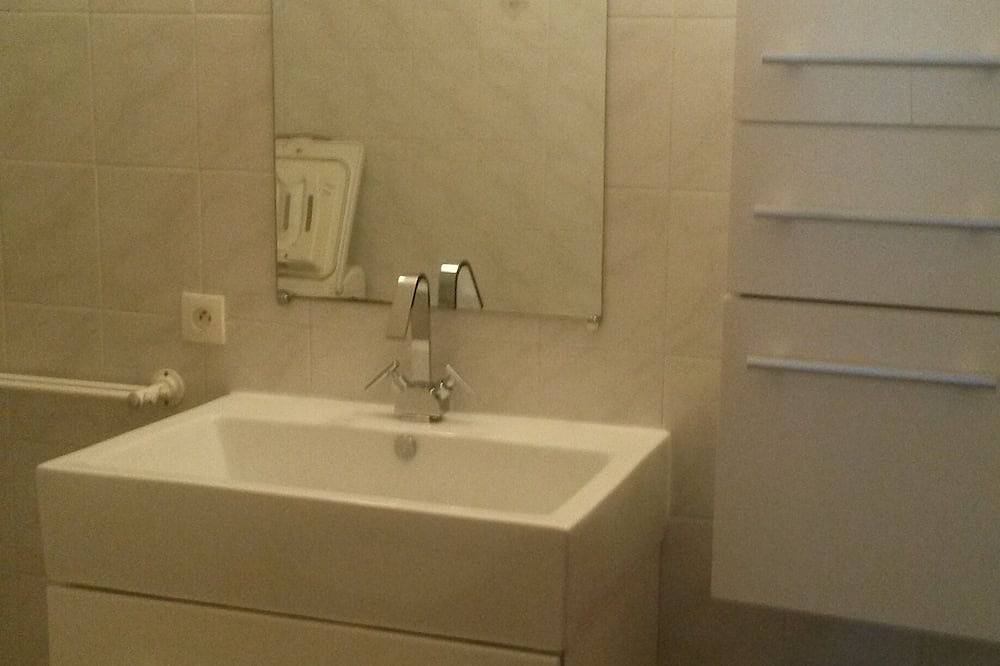 Entire apartment, 3 bedroom apartment overlooking terrace to 08 kms Bayonne in Villefranque, Bayonne region