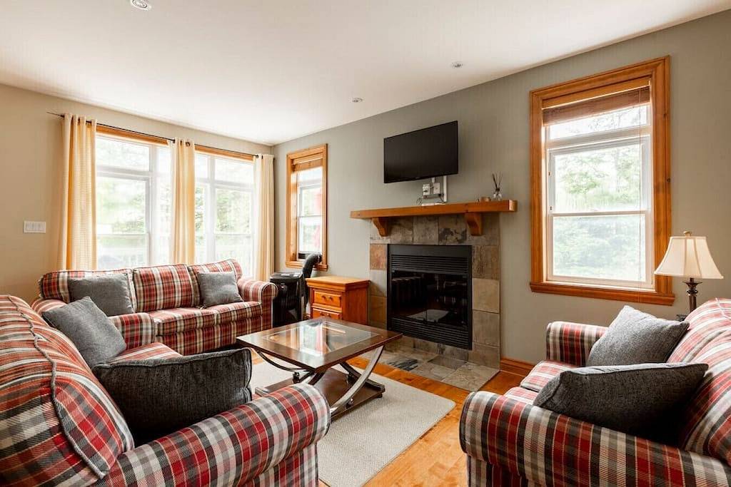 Serenity Peaks Lodge by Instantsuites-Labete Golf in Mont-Tremblant