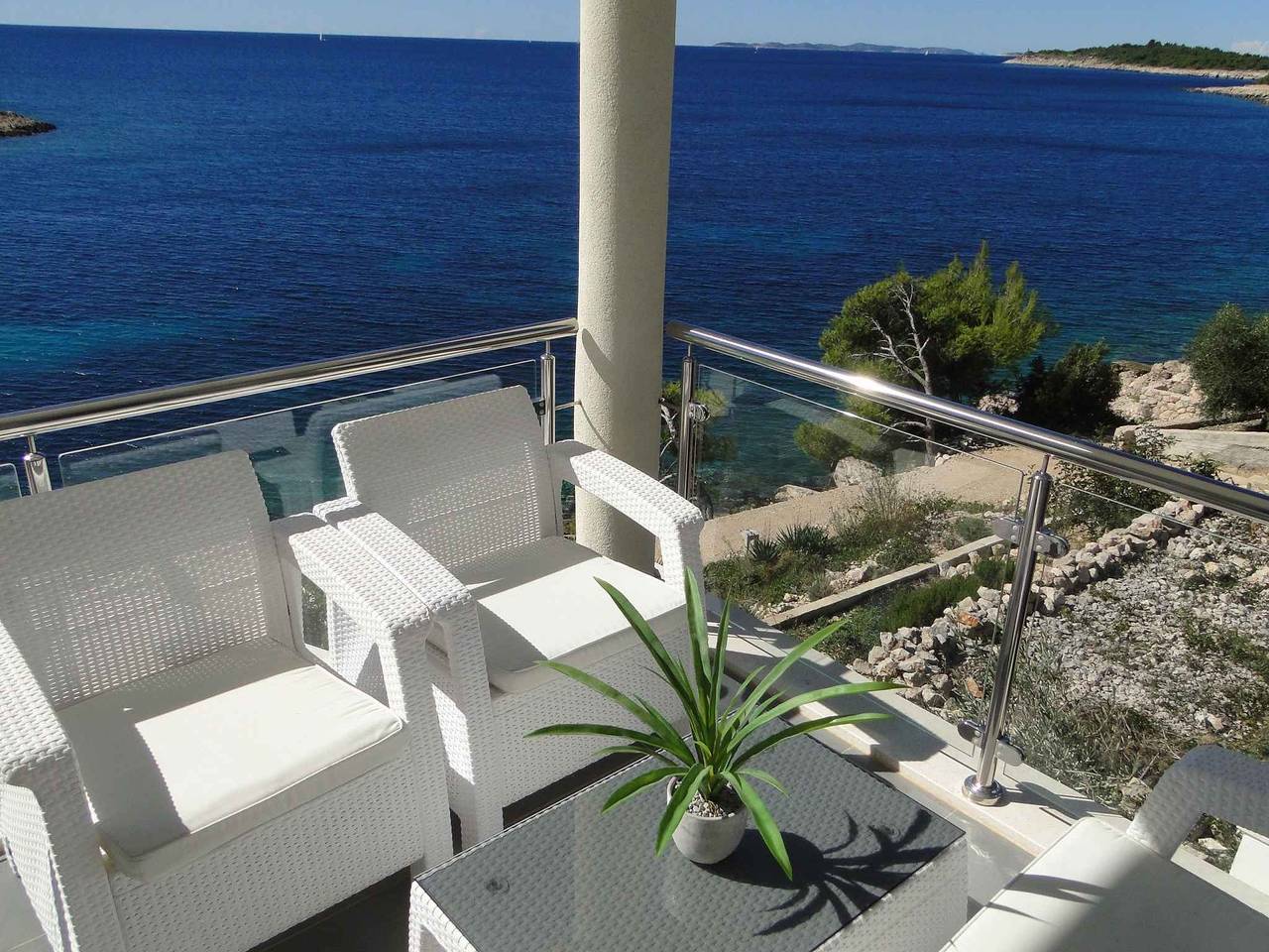 Hel ferieleilighet, Holiday apartment with pool use and sea views in Primosten, Šibenik-Knin