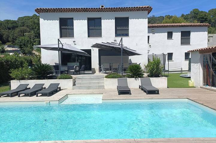 Maison de vacances pour 10 personnes, avec jardin et jacuzzi à La Roquette-sur-Siagne