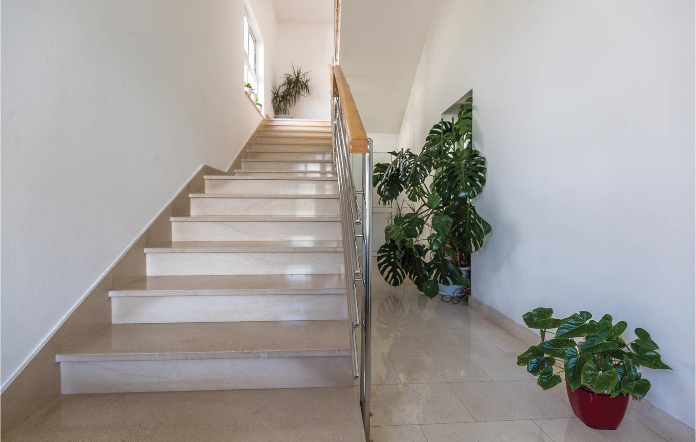 Entire holiday apartment, Modern Apartment with Terrace, 800m to Makarska Center & 700m to Coast in Makarska, Makarska Riviera