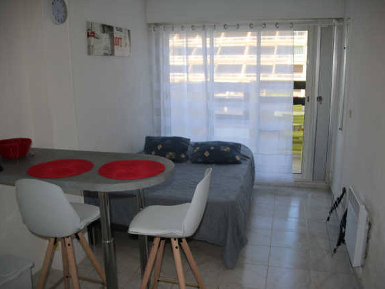 Entire studio, Cozy Air-Conditioned Studio with Terrace & Parking, Ideal for 2 in Vibrant Agde in Cap d'Agde, Agde