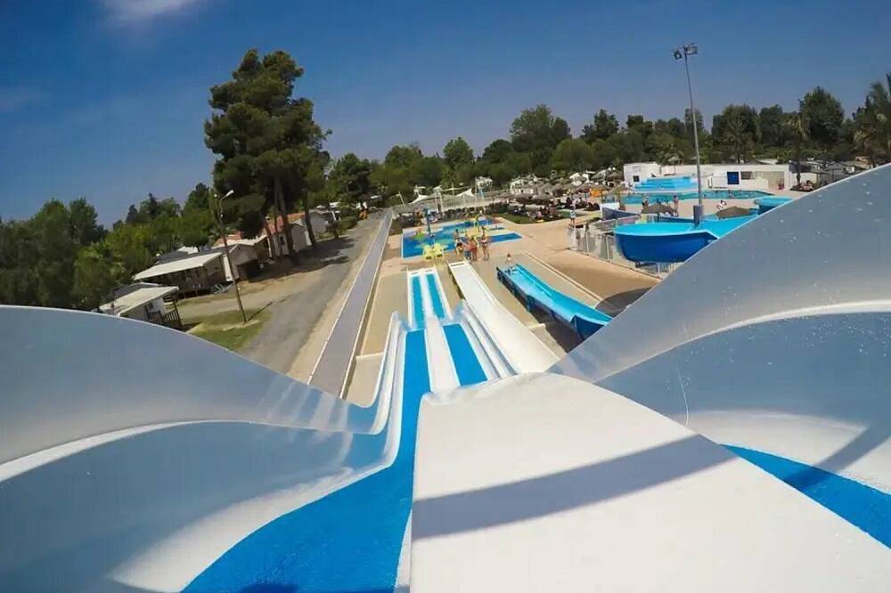 Zecamping 3 étoiles animé piscine chauffée locatif Bbq 33m2 in Argentonnay, Deux-Sèvres