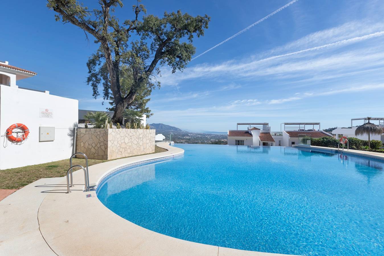 Apartamento entero, Apartamento 'Bella Vista' con vistas al mar, Wi-Fi y aire acondicionado in Urbanizacion Las Jacarandas, Ojén