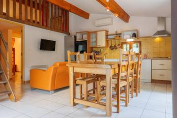 Village Vacances pour 7 Personnes dans Joyeuse, Auvergne-Rhône-Alpes, Photo 4