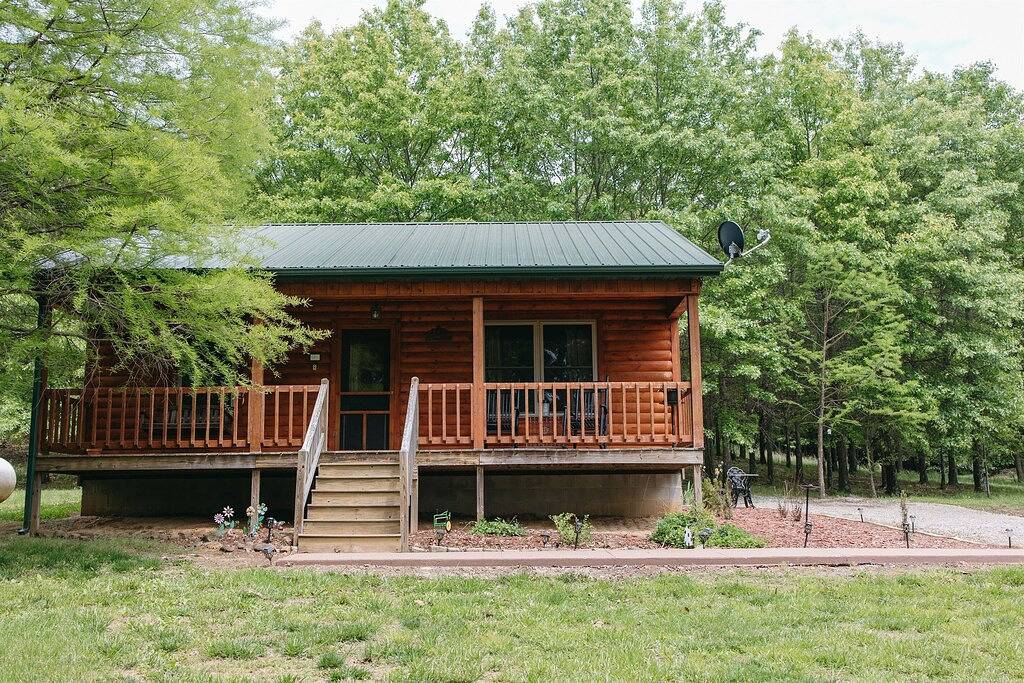 Romantic Cabin w/ Hot Tub Near Carbondale in Illinois