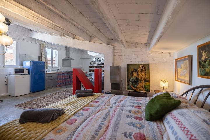 Apartamento entero, Apartamento 'La Fabriqueta Loft' con vistas a la montaña, Wi-Fi y aire acondicionado in Riudecañas, Baix Camp