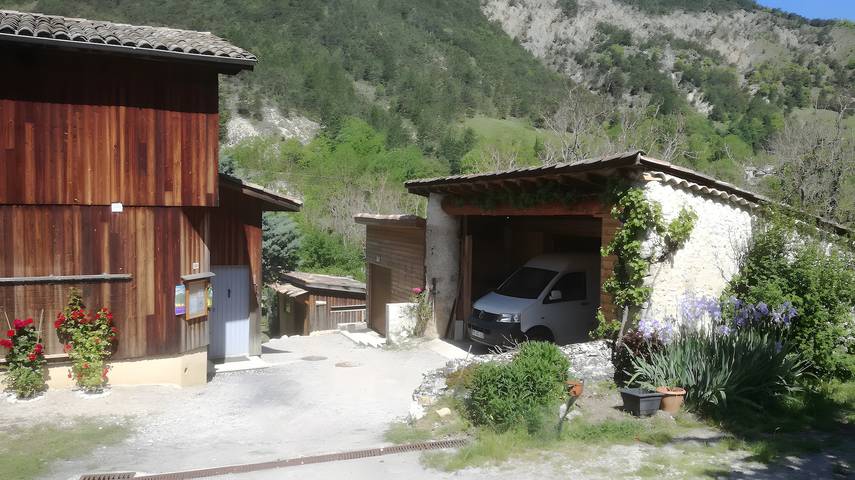 Maison d'hôtes Les Baladins: vista montanha, terraço privado, Wi-Fi, aberta todo o ano in Romeyer, Parc naturel régional du Vercors