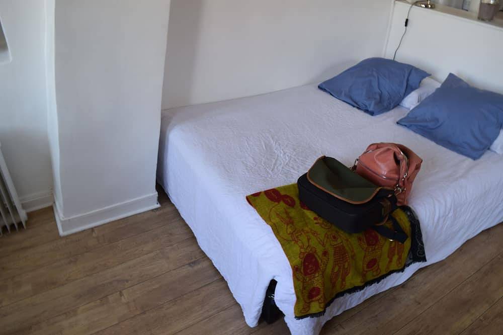 Entire apartment, Very bright 26 m2 studio with large terrace, historic center of La Rochelle in La Rochelle, La Rochelle region