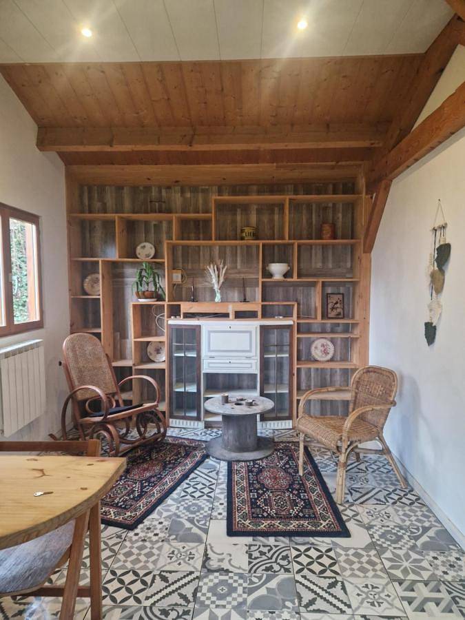 Location de vacances pour 2 personnes, avec vue et jardin à Châtel-Montagne