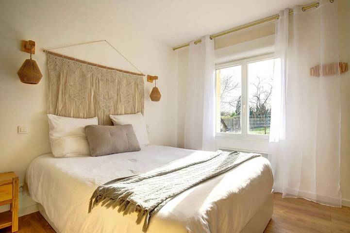 Gîte pour 8 personnes, avec piscine ainsi que jardin et terrasse, animaux acceptés
