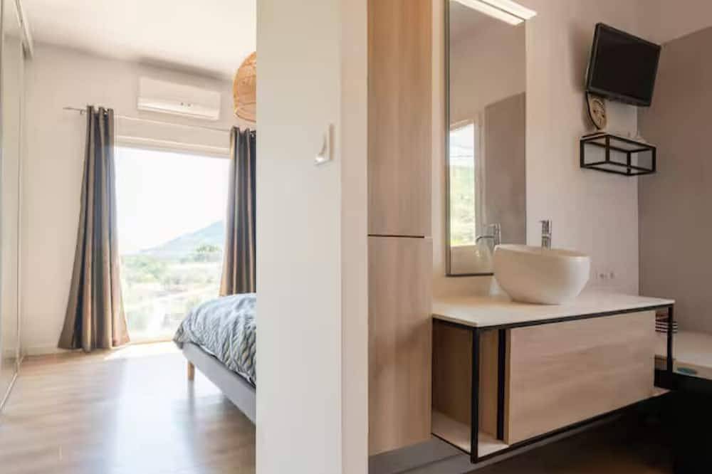 Spacious villa, sleeps 12, 200m2, with pool. in Solliès-Pont, Toulon region