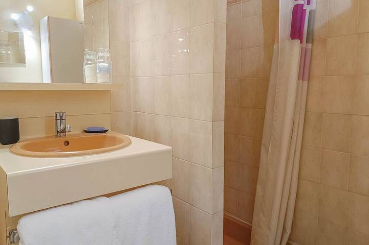 Appartamento intero, Casa Storia-Appartamento-Terrazza-Bagno privato con doccia in Boulouris, Saint-Raphael Varo