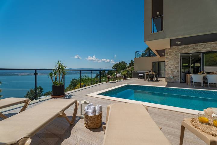 Villa Matea mit Meerblick, 4 Schlafzimmern mit eigenem Bad, Whirlpool, Sauna und privatem Pool in Lokva Rogoznica, Omis-Riviera