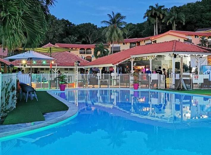 Appartement de vacances pour 4 personnes, avec vue ainsi que piscine et jardin