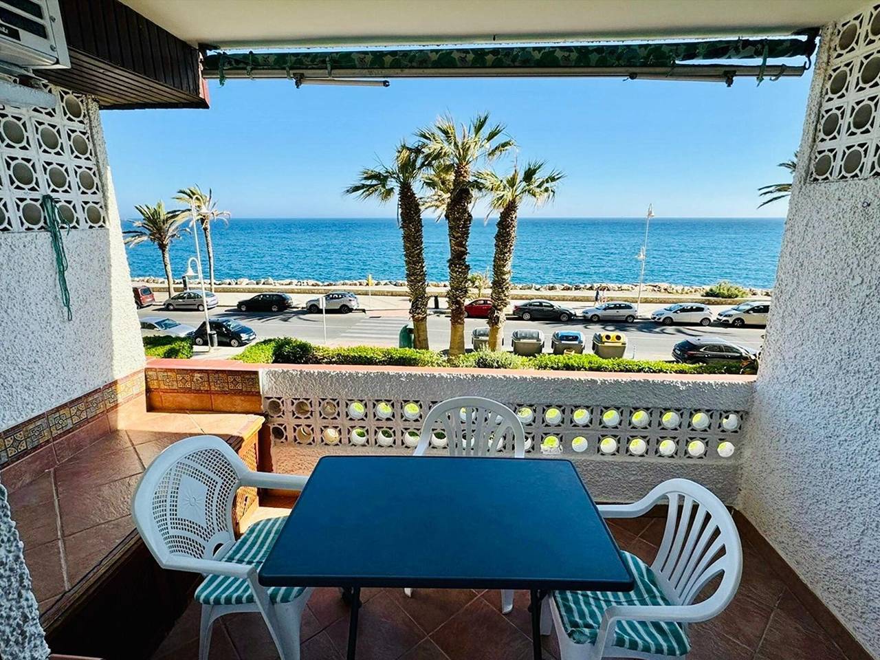Entire apartment, Apartamento en primera línea de playa in Los Pinos (Almunecar), Almuñecar