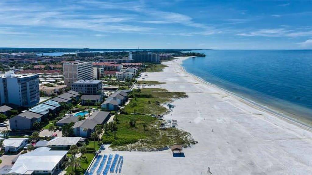 Ganze Wohnung, Einheit 25 im Grand Tower am Strand - Blick auf benachbarte Seetrauben in Siesta Key Beach, Siesta Key