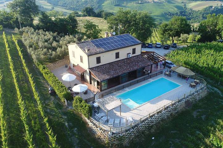 Maison de campagne pour 14 personnes, avec Jardin à Loro Piceno