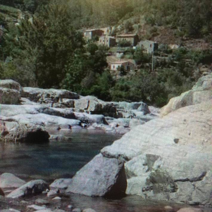 Location de vacances pour 2 personnes, avec vue ainsi que terrasse et jardin à Manso (homonymie) - 4