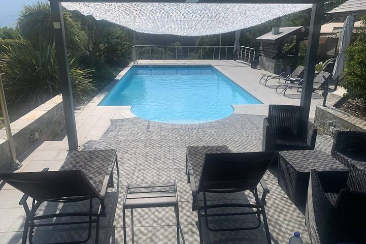 Location de vacances pour 4 personnes, avec Terrasse ainsi que Jardin et Piscine à Viviers-du-Lac