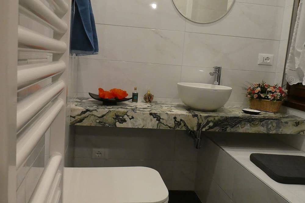 Haus im paradiesischen Garten oberhalb v. Gargnano für Individualisten u. Kinder in Gargnano, Gardasee-Berge