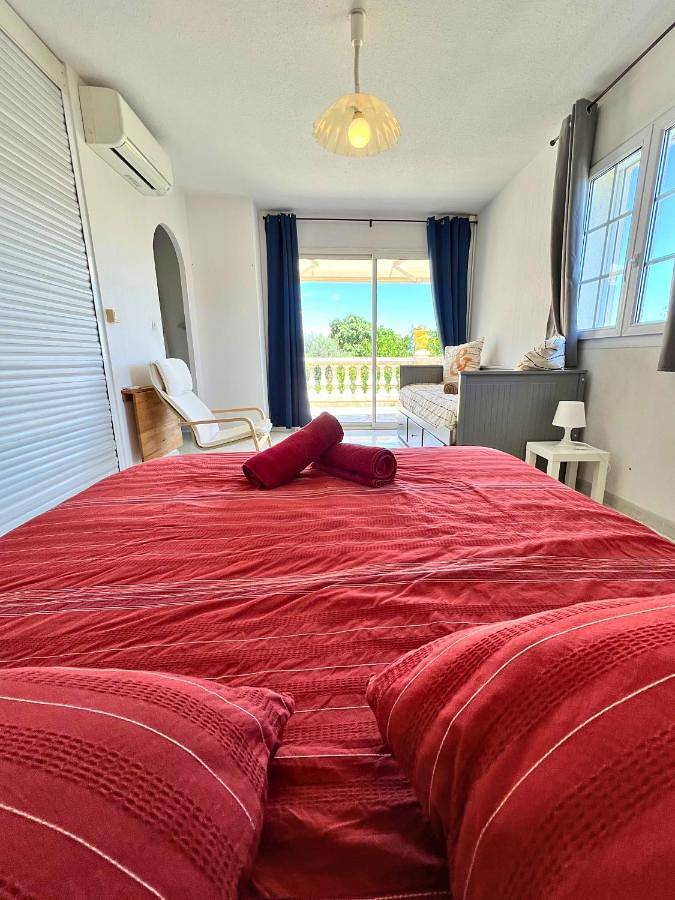 Villa pour 12 personnes, avec Balcon et Terrasse ainsi que Jardin et Piscine à Giens - 3