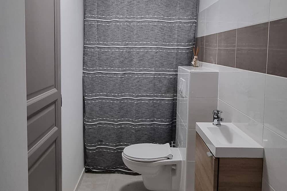Appartement entier, Appartement en rez-de-villa avec piscine in Le Broc, Côte méditerranéenne (France)