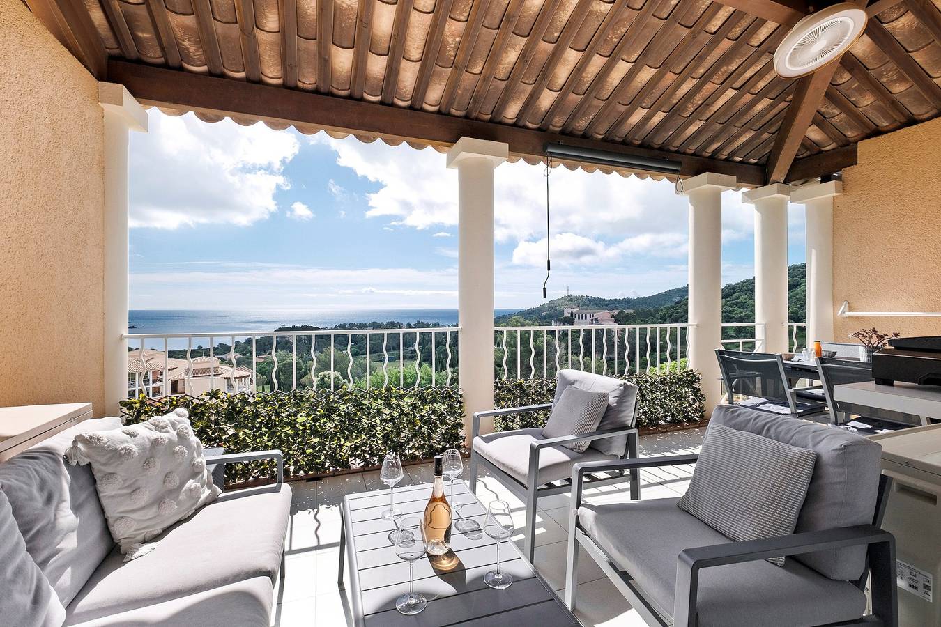 Appartement entier, Appartement 'Bel Vue Mer Pour 6p avec vue mer, Wi-Fi et climatisation in Cap Estérel, Saint-Raphaël