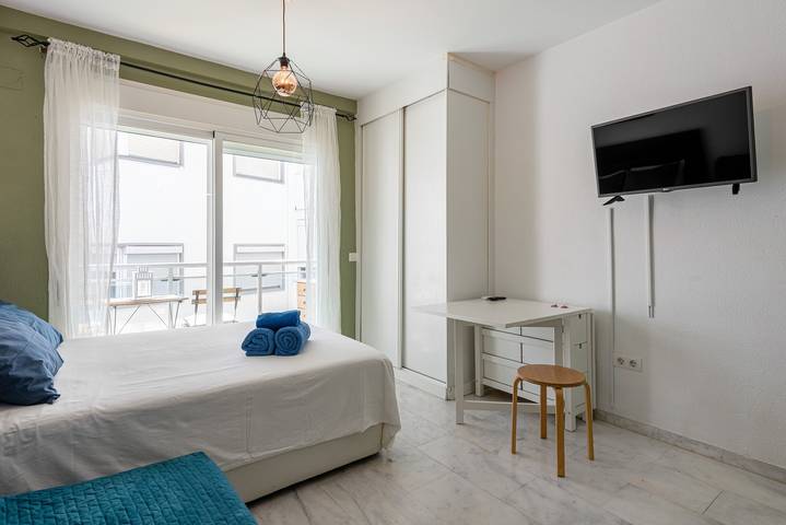 Ganzes Studio, Ferienwohnung 'Plata Centro' mit privater Terrasse und Klimaanlage in Torremolinos Zentrum, Torremolinos