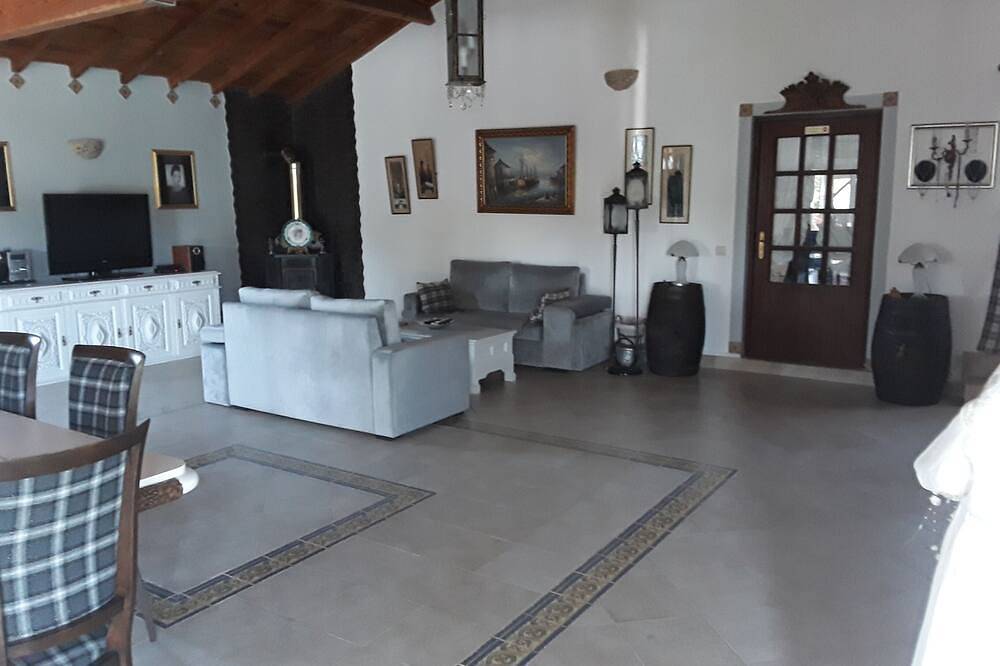 Pensión / bed & breakfast / Quartos de hospedes- Nazaré- Alcobaça. in Cela, Leiria District