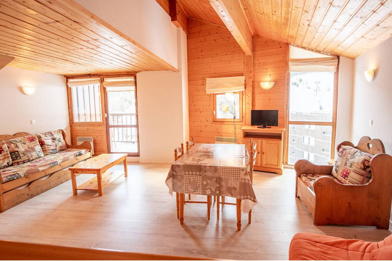 Entire studio, Spacious studio with beautiful mountain views. (Apt03) in La Norma, Villarodin-Bourget