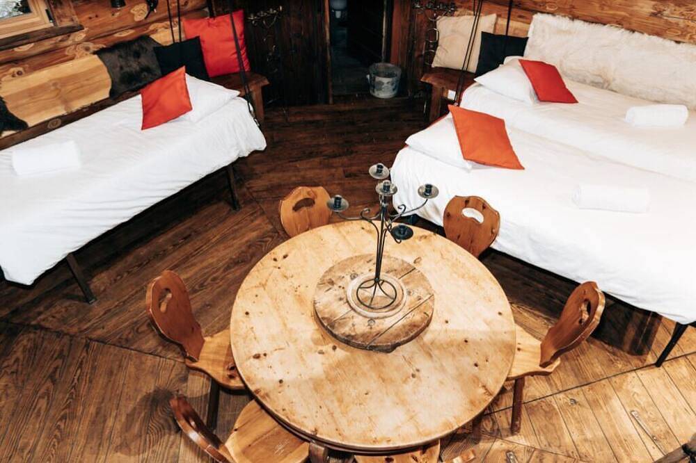 Cueva de Kota finlandesa Orjobet in Collonges-sous-Salève, Región de Saint-Julien-en-Genevois