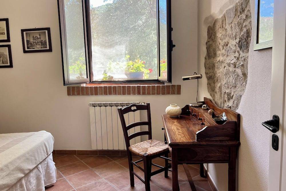 Apartamento entero, Antiguo caserío del siglo Xix, situado en el campo, recién reestructurado, a 800 metros del mar y frente a las Islas Eolias. in Piraino, Provincia de Messina