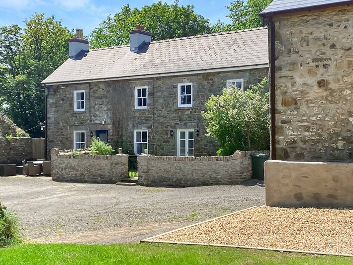 Log cabin for 12 people, with garden in Pembrokeshire