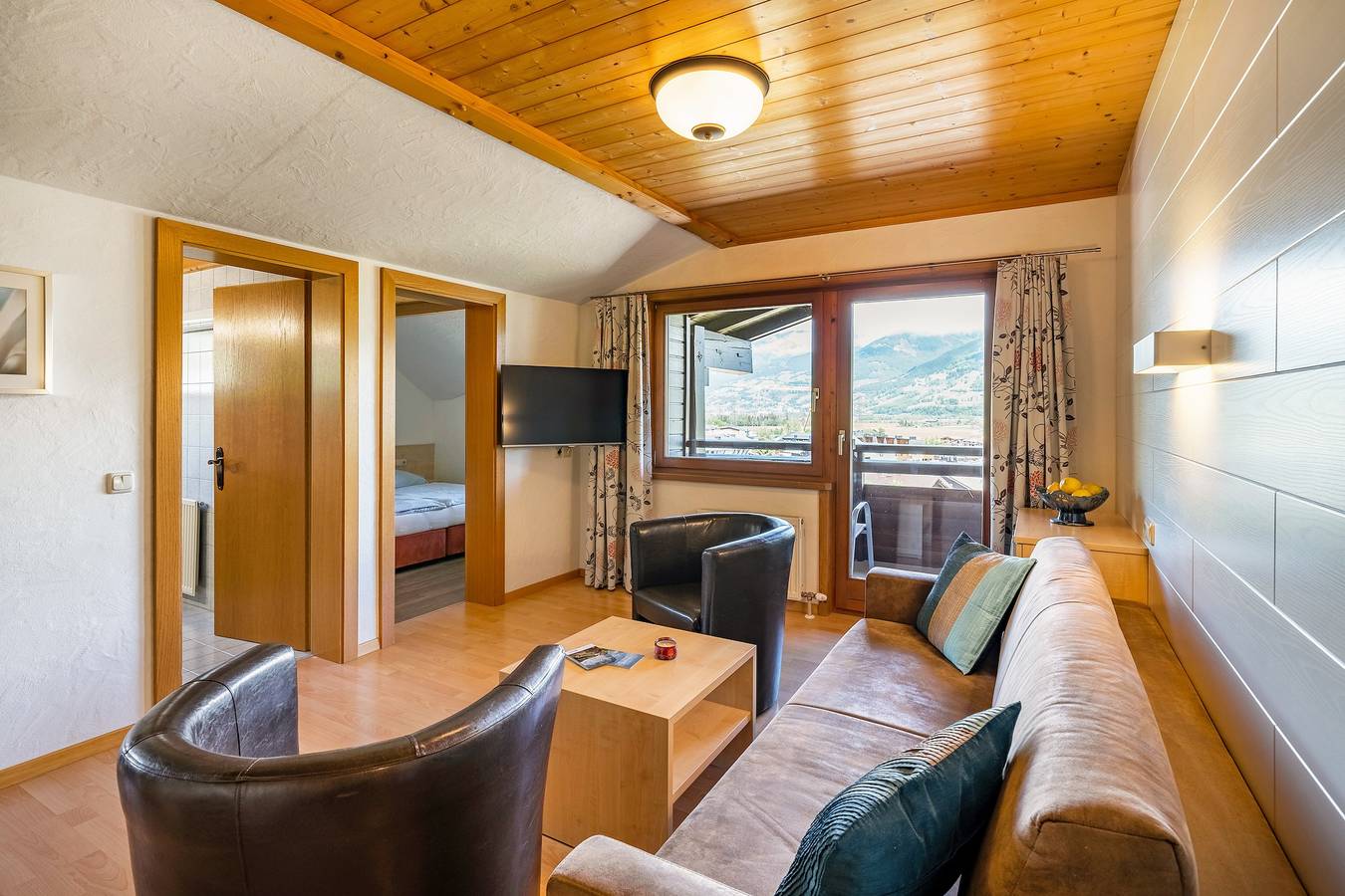 Hel lejlighed, Holiday Apartment "Nr 23 Haus Voglreiter" with Mountain View, Balcony & Wi-Fi in Kaprun, Pinzgau
