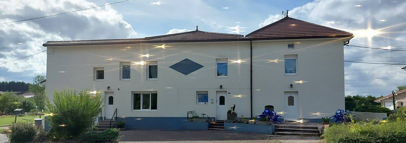 Gîte pour 14 personnes, avec piscine ainsi que terrasse et jardin à Escles