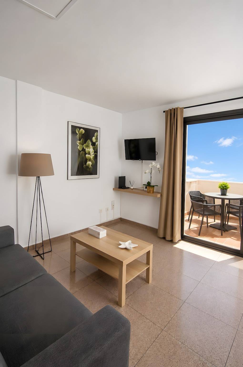 Holiday Home 'Le Petit Paradise' with Shared Pool, Terrace & Wi-Fi in Playa de las Américas, Arona