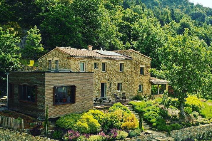 Location de vacances pour 30 personnes, avec Balcon et Jacuzzi à Teyssières
