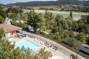 Chalet pour 4 personnes, avec terrasse, animaux acceptés dans l' Ain