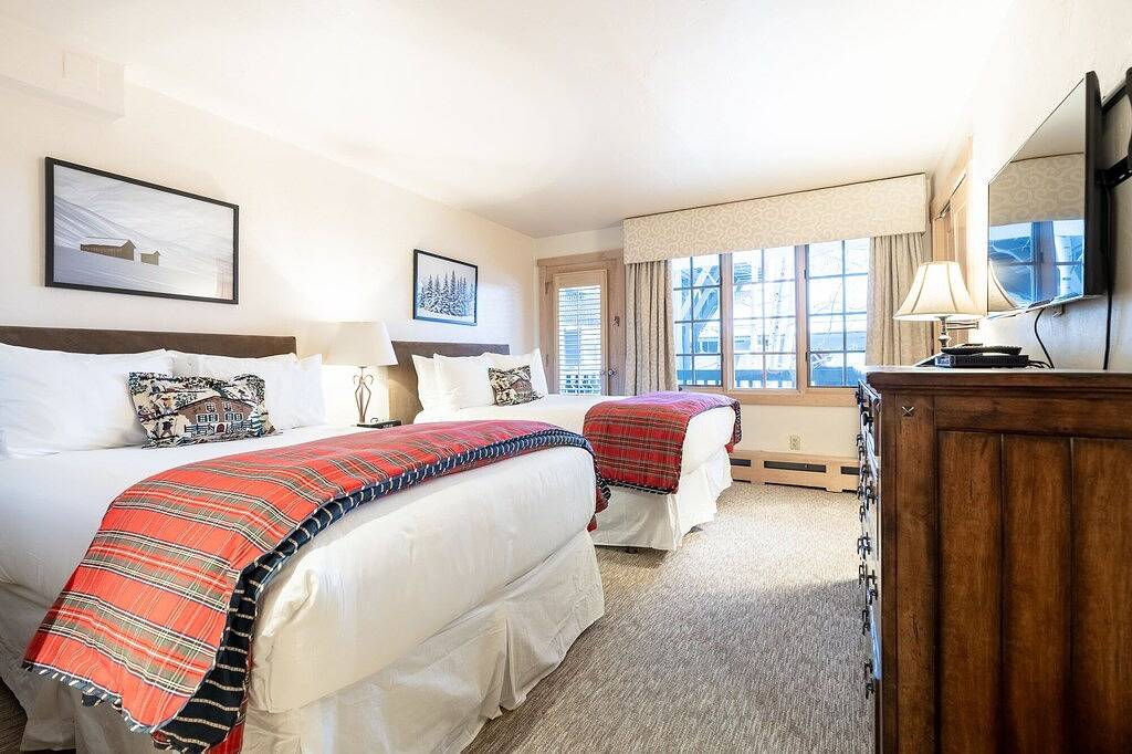 Ganze Wohnung, Snow Cabin Condo steps away from Vail Village and Gondola, Hot tubs + Sauna access in Vail Ski Resort, Vail