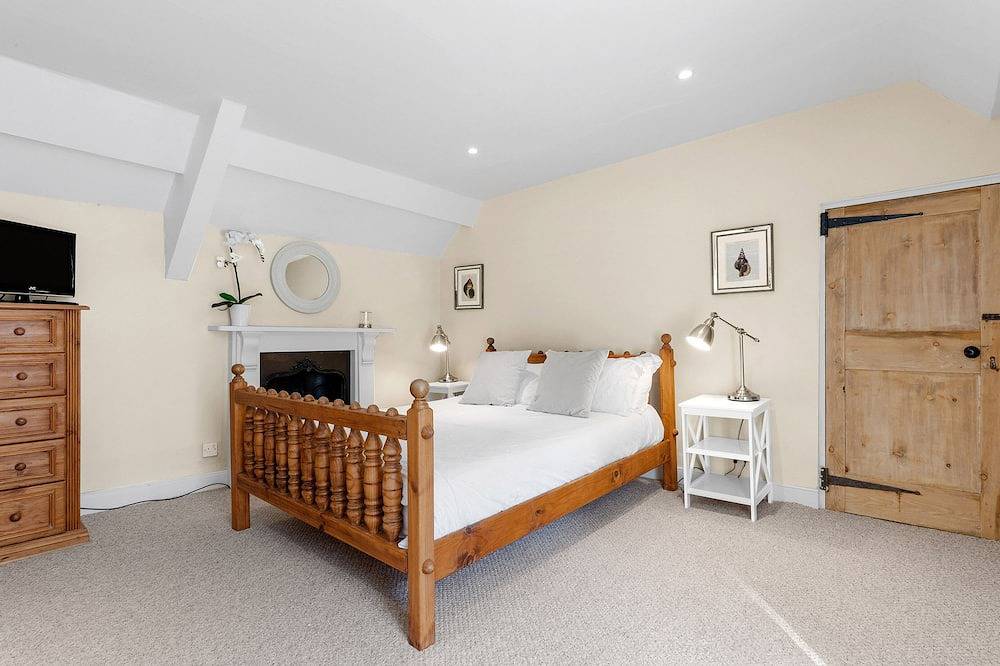 The Rock House, pet friendly, character holiday cottage in Fishguard in Fishguard, Pembrokeshire