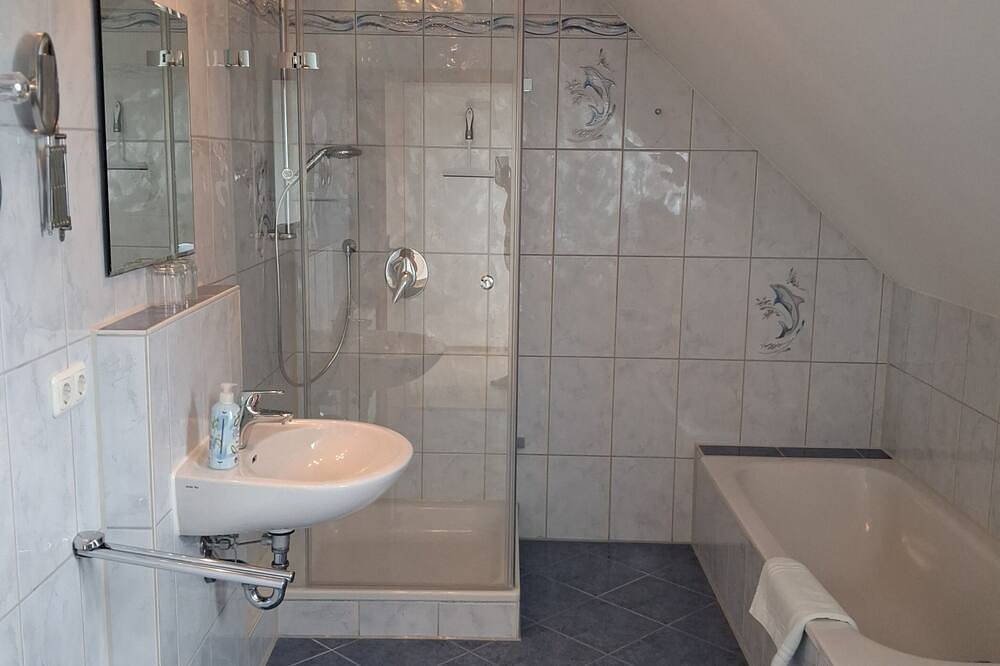 Ganze Wohnung, Ferienwohnung Eva mit Balkon direkt am Waldrand in Woringen, Bayerisch Schwaben